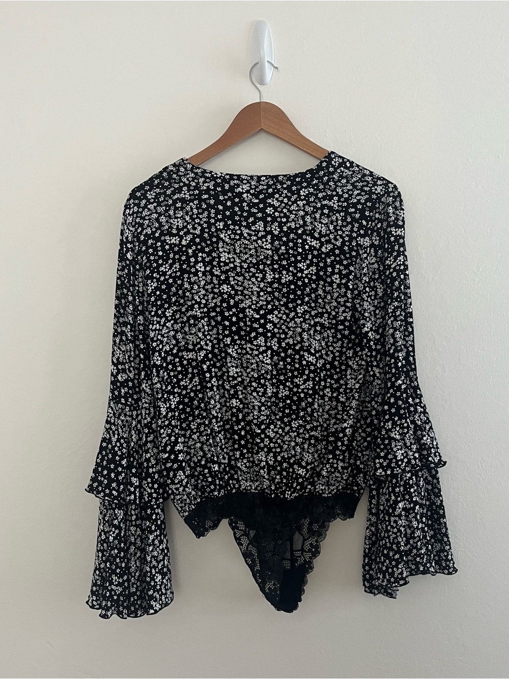 Intimately FP Black & White Floral V-Neck Blouse/Bodysuit Sz XS Bell Sleeves - Picture 7 of 15